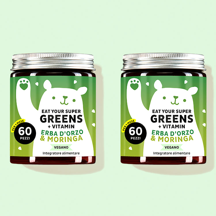 Due confezioni di vitamine Eat your Super Greens con erba d'orzo, moringa e altre 6 piante da Bears with Benefits come tuttofare per il tuo benessere.