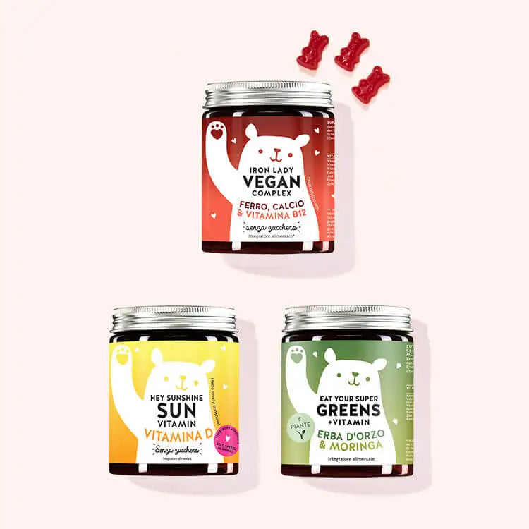 Set di 3 "Trio- Forti tutto il giorno" composto dalle Vitamine Iron Lady Vegan con ferro, dalle Vitamine Hey Sunshine Sun con vitamina D e dalle Vitamine Eat your Super Greens con erba d'orzo di Bears with Benefits.