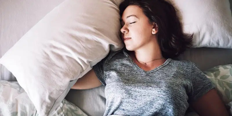 L'immagine  mostra una donna che fa un sonno riposante, importante per la bellezza e la salute.