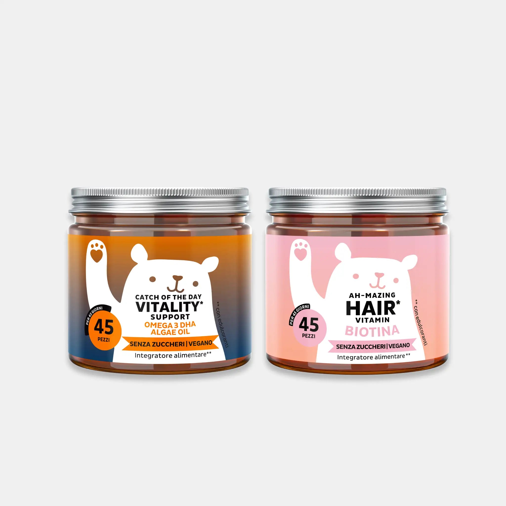 Immagine del pack da 2 barattoli di Ah-Mazing Hair Vitamins* e Catch Of The Day Vitality Support* di Bears with Benefits con 90 orsetti gommosi totali per un’integrazione quotidiana completa a supporto di capelli, pelle e vitalità.
