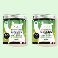 Due confezioni di vitamine Eat your Super Greens con erba d'orzo, moringa e altre 6 piante da Bears with Benefits come tuttofare per il tuo benessere.