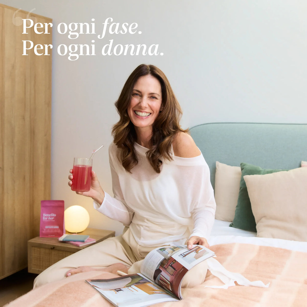 Bears with Benefits Benefits for Her – donna sorridente con un bicchiere di collagene in polvere gusto fragola, il suo rituale del mattino.
