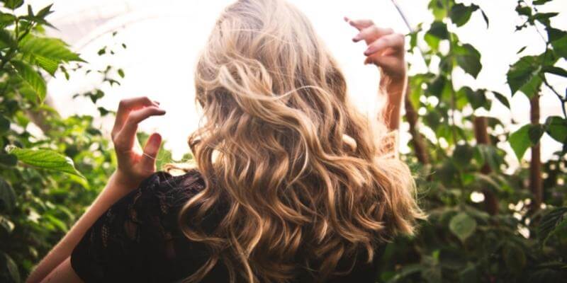 Questo è l'effetto che l'aceto di mele ha sui capelli